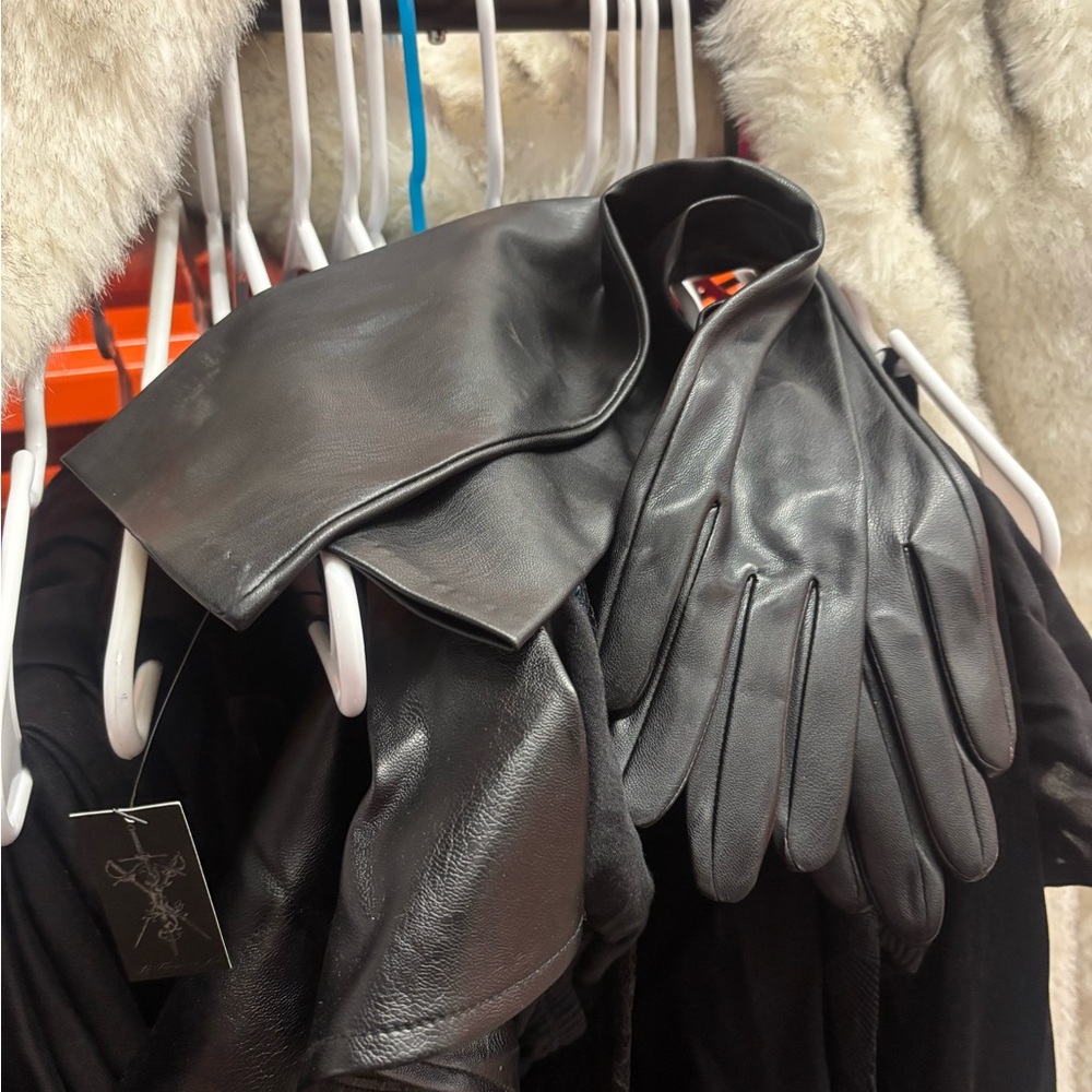 La Femme En Noir Faux Leather Opera Gloves - Picture 2 of 4